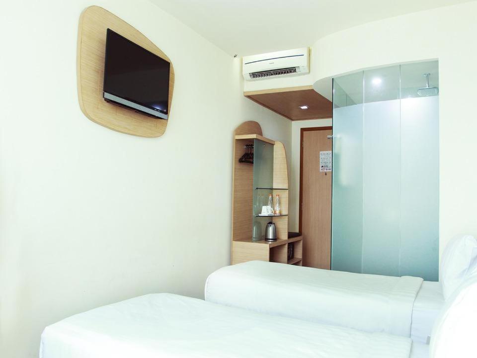 Business Hotel Tomang Джакарта Экстерьер фото