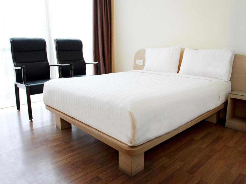 Business Hotel Tomang Джакарта Экстерьер фото