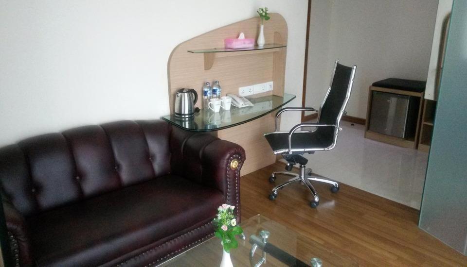 Business Hotel Tomang Джакарта Экстерьер фото