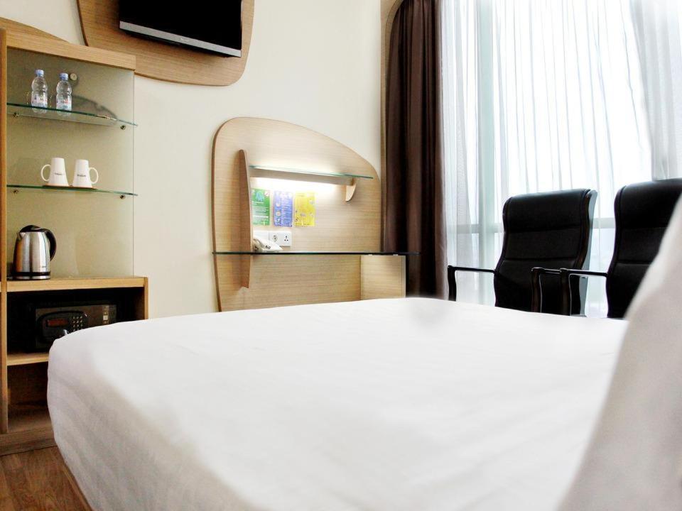 Business Hotel Tomang Джакарта Экстерьер фото