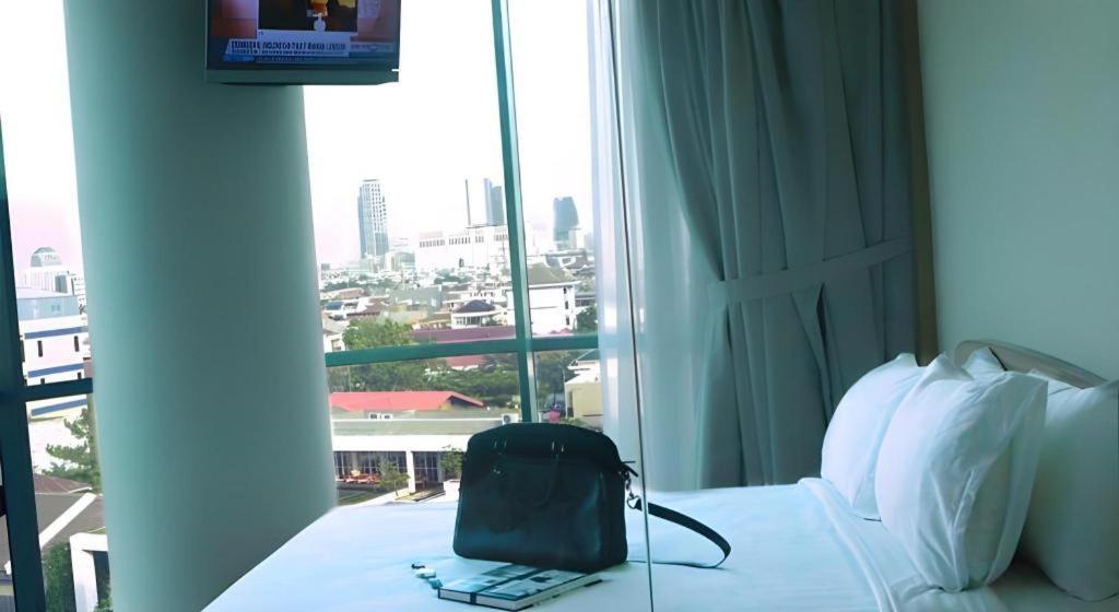Business Hotel Tomang Джакарта Экстерьер фото